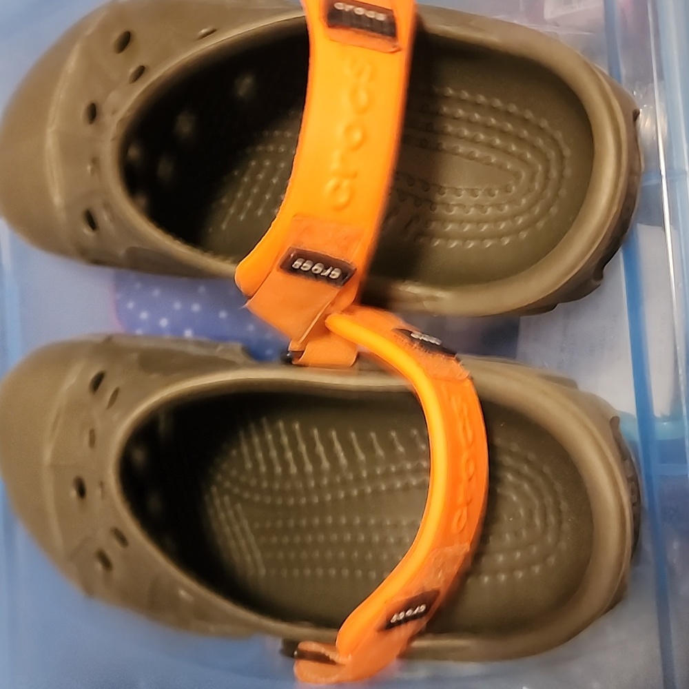 💬CROCS sz M 6 or W 8
